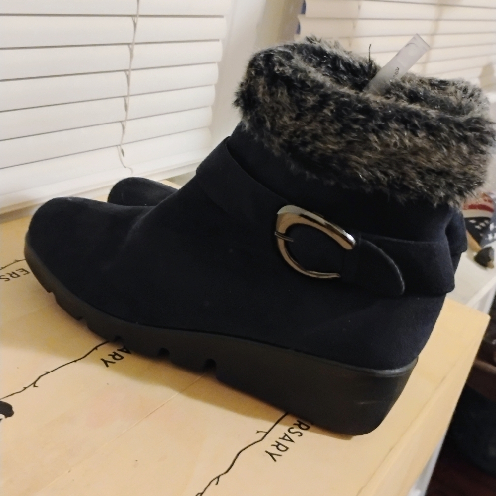 Elegant Black Ankle Boots with Fur Trim